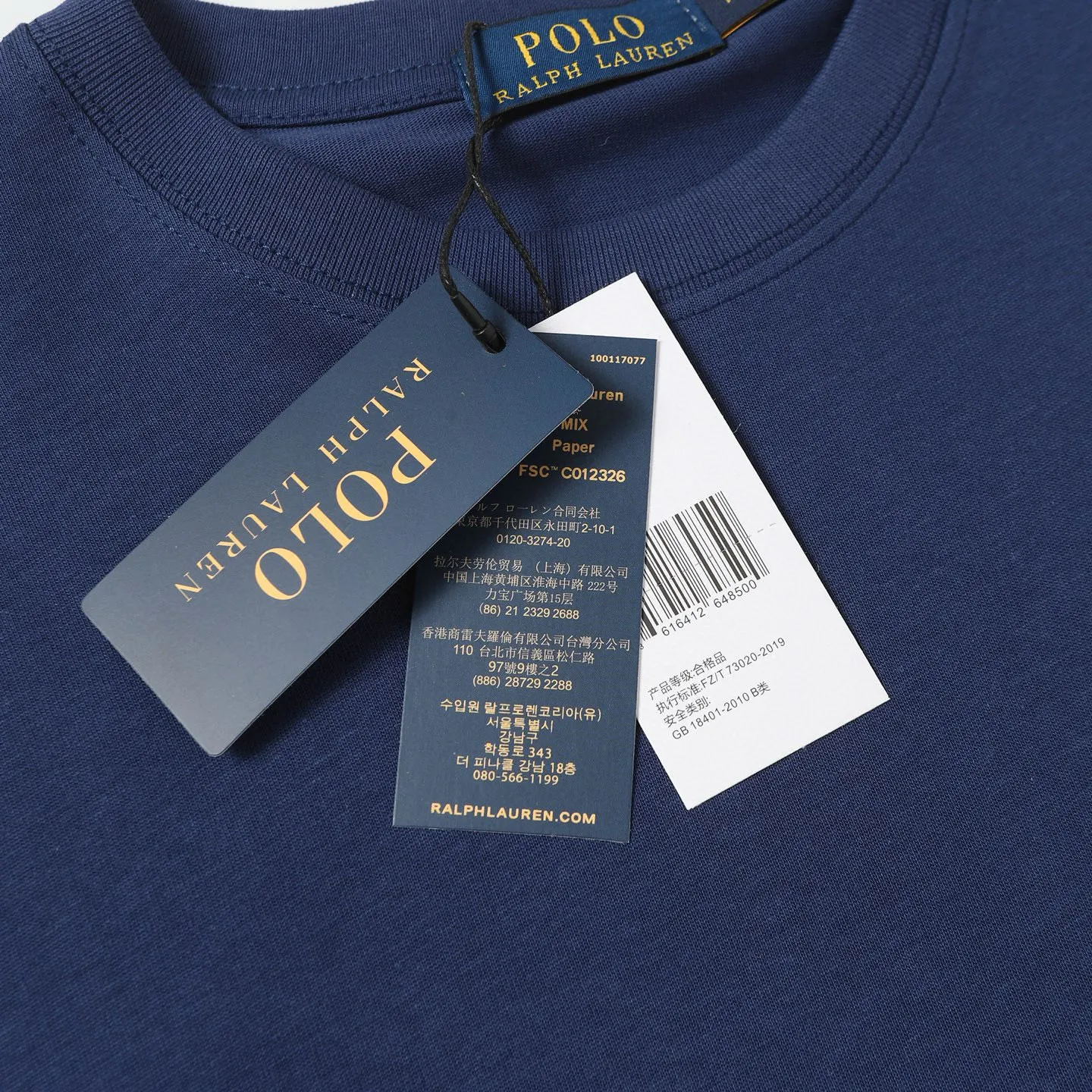 P126 Style number: 505 Ralph Lauren/Ralph Lauren 25ss new summer silicone Polo embossed round neck T-shirt. The main logo on the neck has a QR code mark, which can be scanned for verification. The 3D silicone three-dimensional English letter logo is embossed to distinguish low-quality products on the market. 32 counts, 240g hydrophilic toner, 100% cotton fabric, comfortable and soft, highly breathable, focusing on high-end cost-effectiveness, needless to say good quality. Available in a variety of colors, both boys and girls can try this genderless style, giving them a yuppie tone in no time. Immerse yourself in your leisurely style, and have your own style in retro. Natural, vivid and very French romantic feelings, perfectly integrating youthful atmosphere and trend. Color: white, black, navy blue, dark green Size: S-xL S Shoulder width 44 Bust 104 Sleeve length 23 Clothing length 72 M Shoulder width 45 Bust 108 Sleeve length 24 Clothing length 74 L Shoulder width 46 Bust 112 Sleeve length 25 Clothing length 76 xL Shoulder width 47 Bust 116 Sleeve length 26 Clothing length 78
